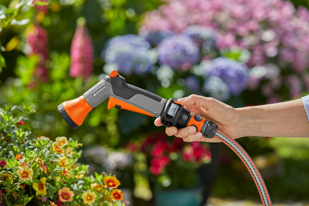 A GARDENA AquaCount connected to a GARDENA spray.